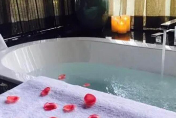 杭州水疗池中的失重冥想:当身体学会漂浮